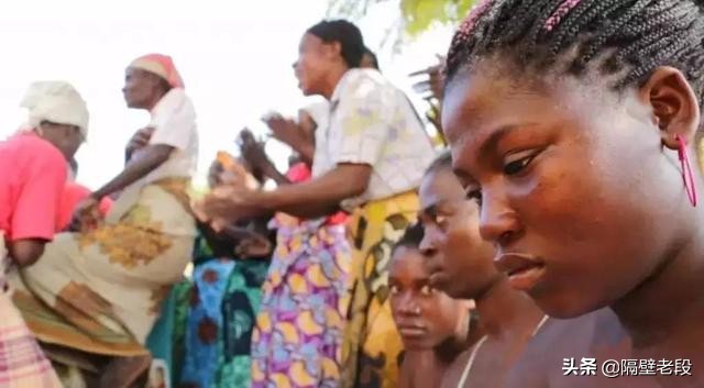 熨平少女胸部！揭秘非洲可怕习俗“烫乳”