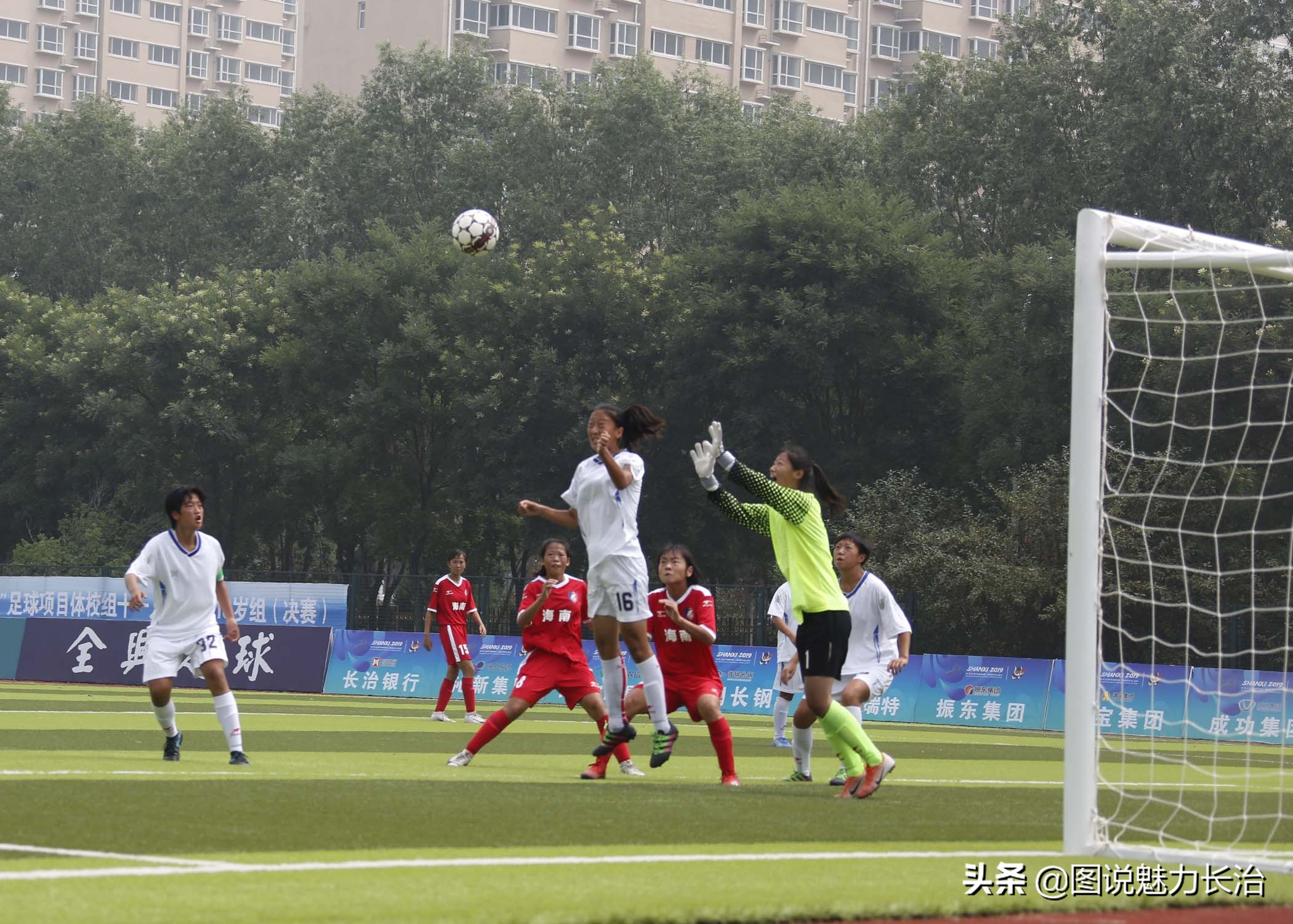 足球球员受伤瞬间,盘点足球比赛上的精彩瞬间