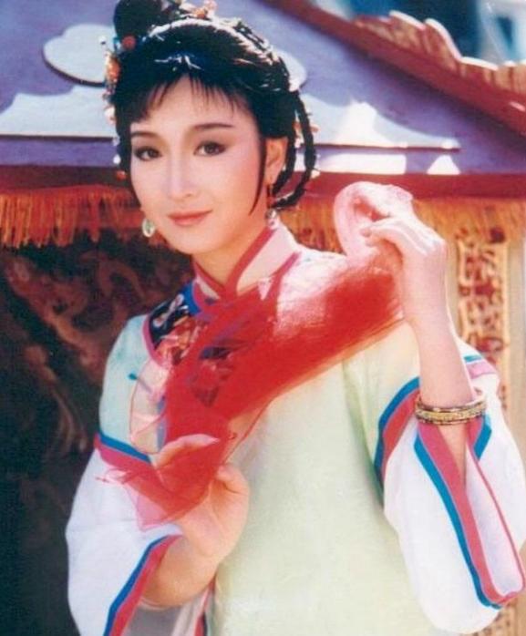 黄杏秀：曾是TVB第一侠女，下嫁陈百祥后，过得怎么样？