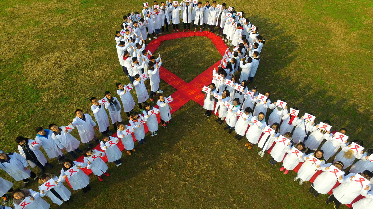 无意中得知大学室友检测出了HIV他却瞒着我们，有点儿害怕该咋办