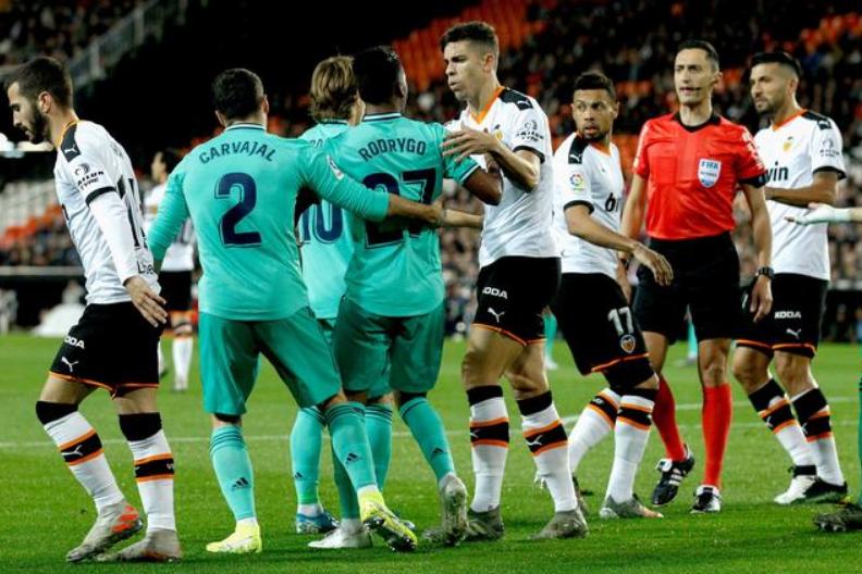 圣诞树阵型打传控还是打反击,圣诞树阵型fm