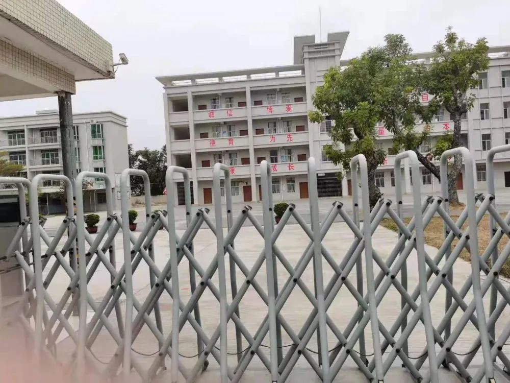 吴川一老先生归乡游玩，抒发家乡社会主义新农村建设有感