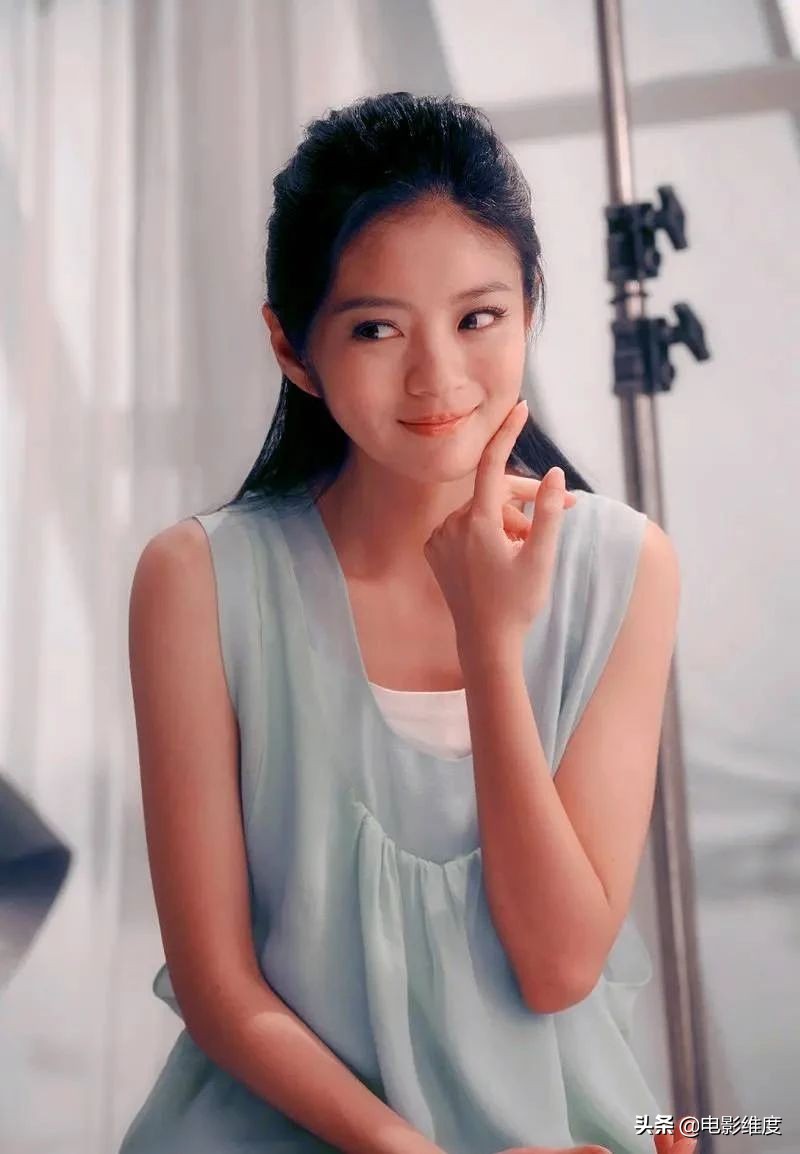 39岁安以轩近照，造型百变可甜可盐，这哪是刚生完孩子的辣妈啊？