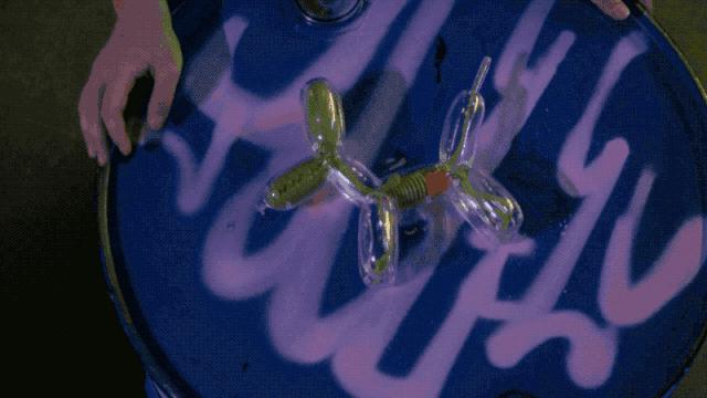 他肢解卡通人物,不但没毁童年,还倍受追捧