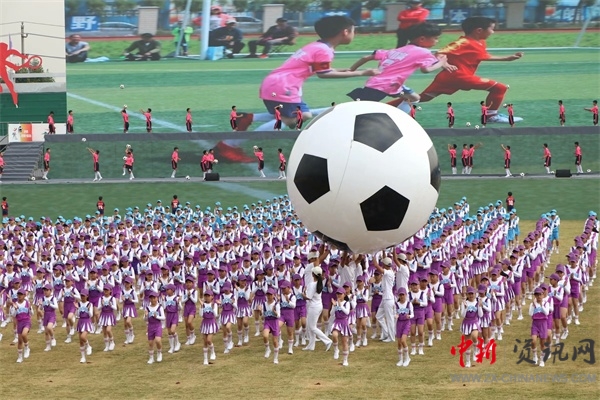 864名金明少年倾情演绎足球操为十运会和祖国生日深情献礼