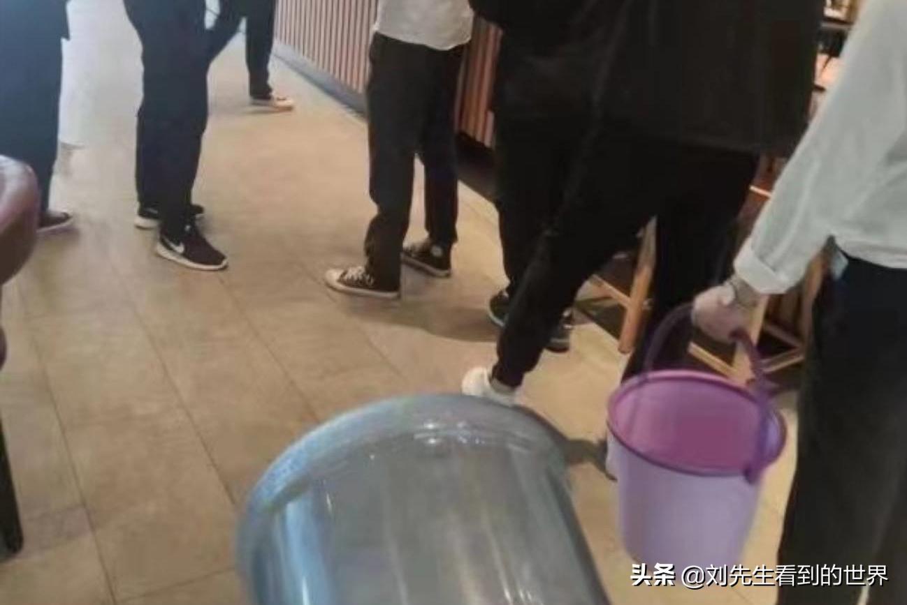 星巴克自带杯子可免费喝咖啡，有人带上矿泉水桶去接这杯免费咖啡