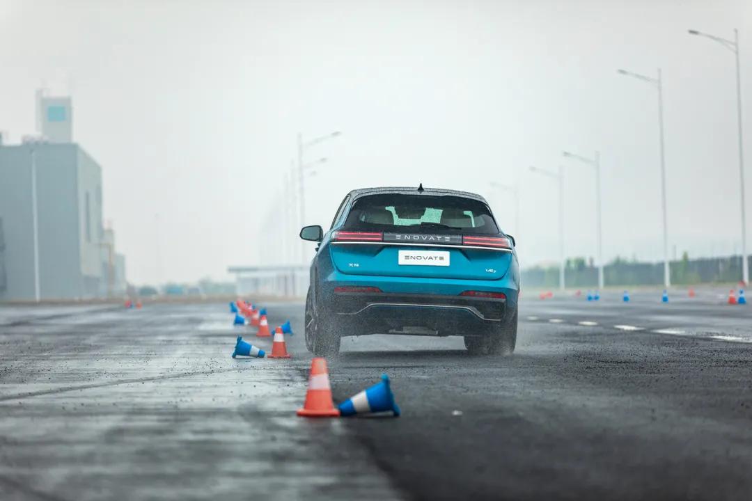 奥迪e-tron2021款50quattro豪华型,奥迪e-tron2019年最好的电动suv