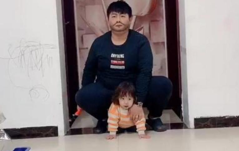 爸爸把女儿当“坐骑”，上演小马拉大车，女儿很配合，宝妈却哭晕