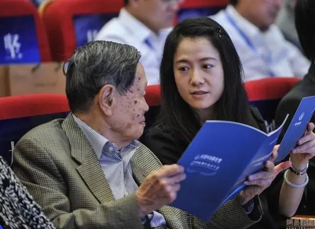 杨振宁对翁帆改嫁的事情怎么看呢,翁帆嫁给大自己54岁的杨振宁原因