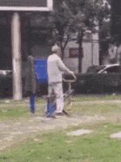 街头健身有些人不懂健身就瞎练,农村大爷习武健身一身肌肉