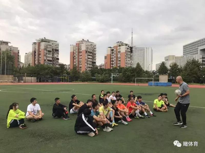 中国足球职业联赛裁判培训,足球三级裁判培训班开班