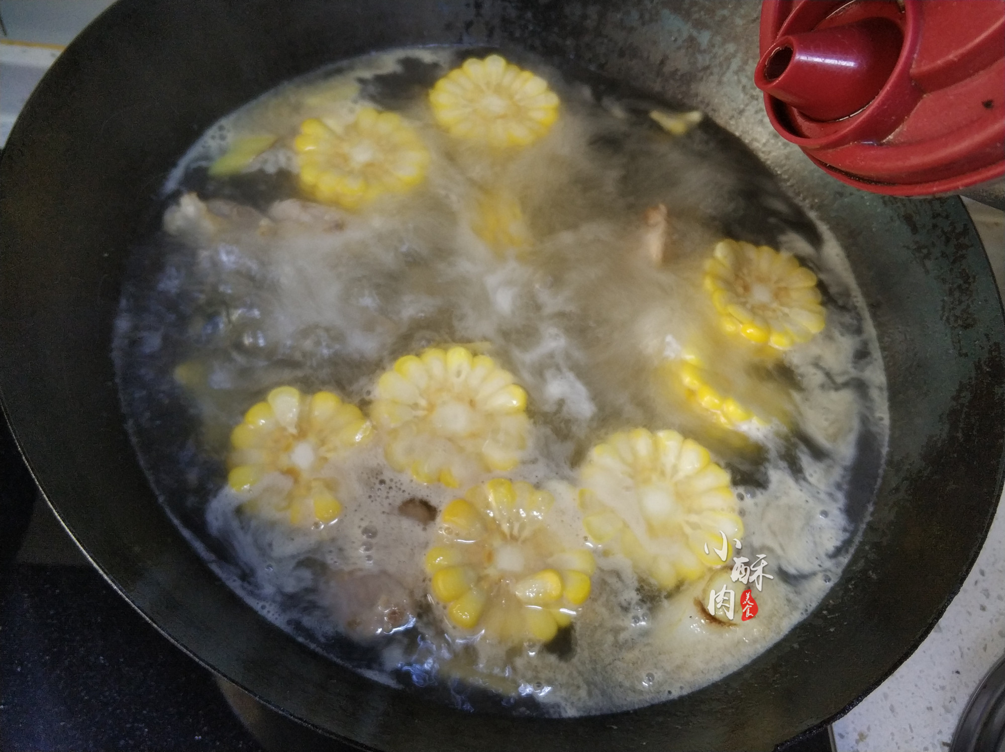 炖排骨盐放迟还是放早,炖排骨盐放多了咸了怎么办