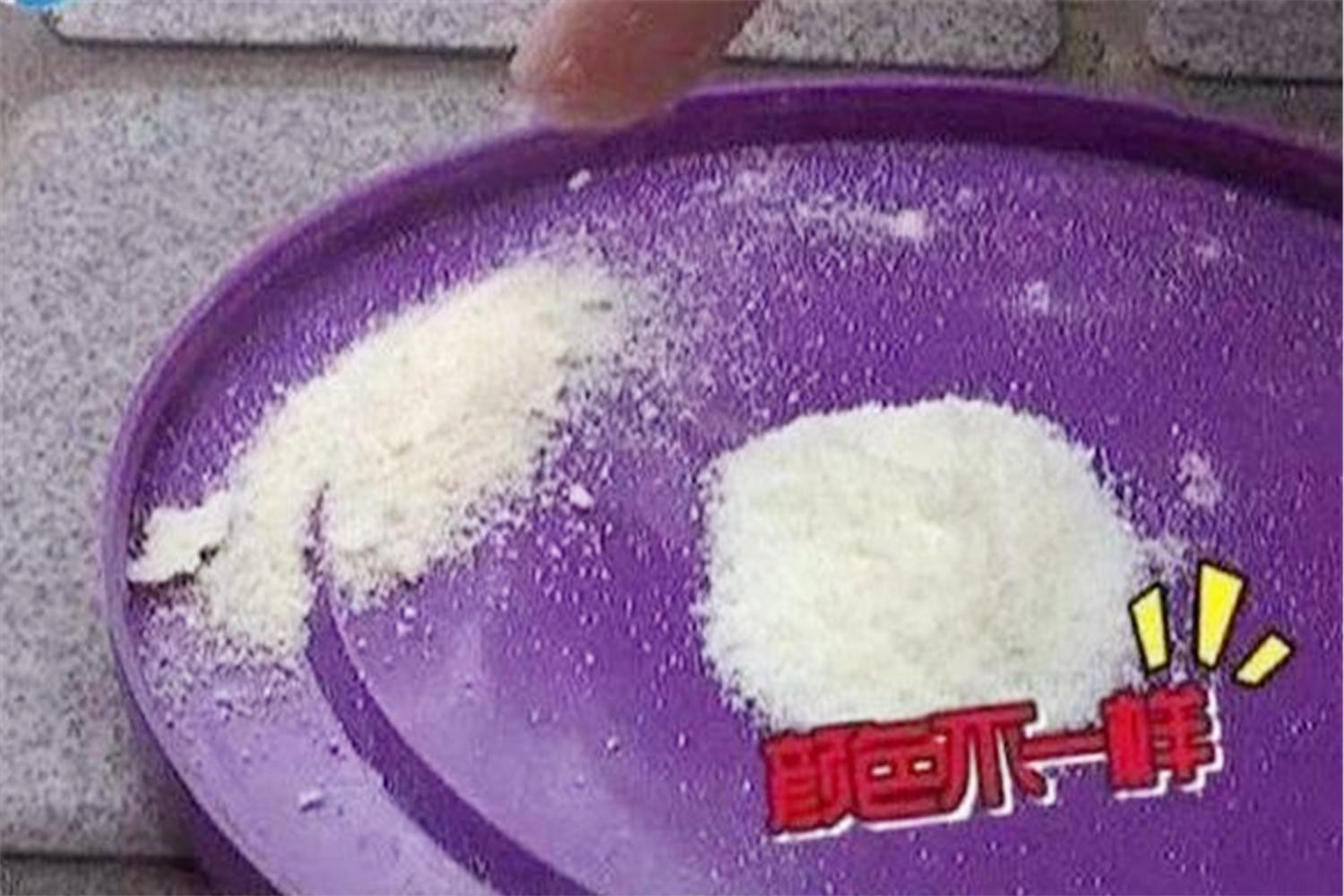 宝妈去母婴店买便宜的尿不湿,宝宝喝了网上买的奶粉