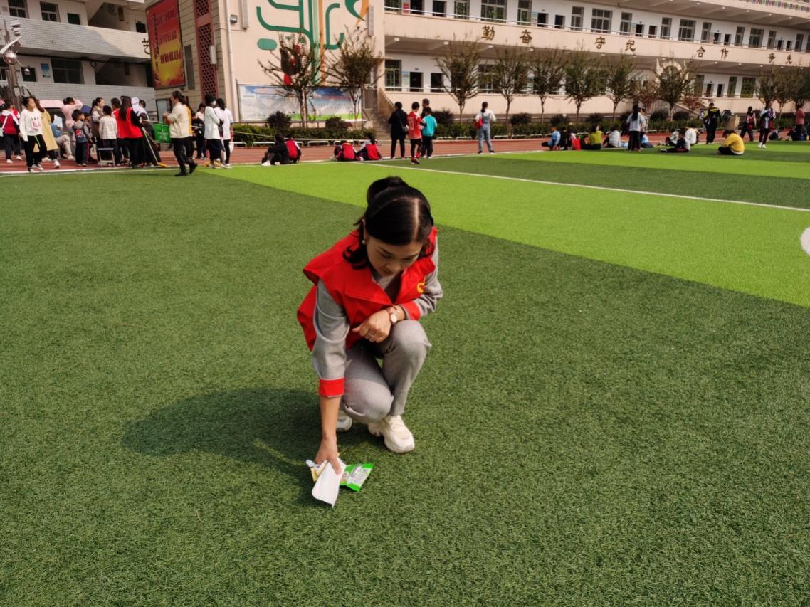 献*党**员微博之力，建和谐美好校园——娄底二小*党**员志愿服务校运会