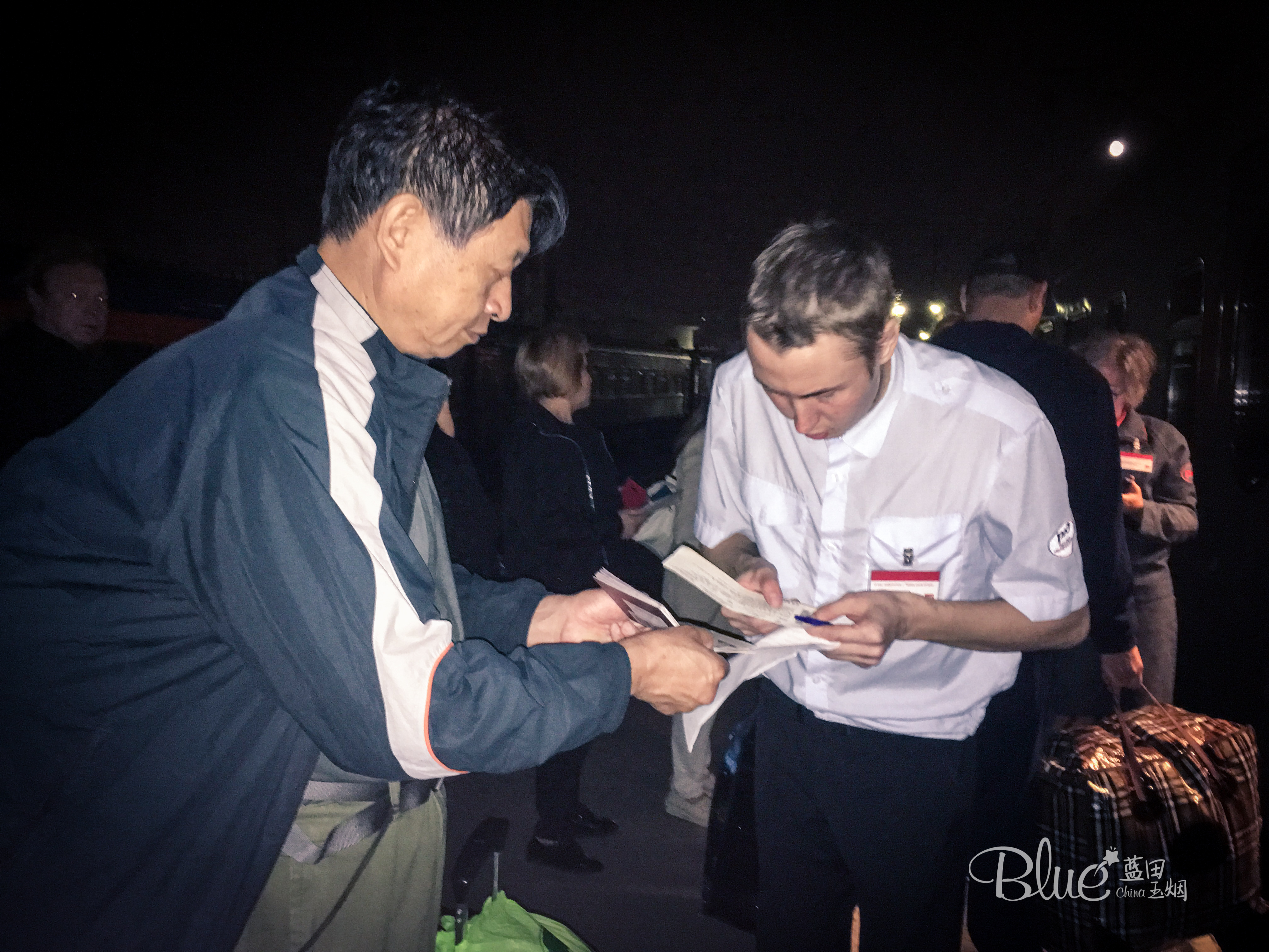 中国游客上俄罗斯火车，需交50卢布给俄罗斯列车员，原因是什么？