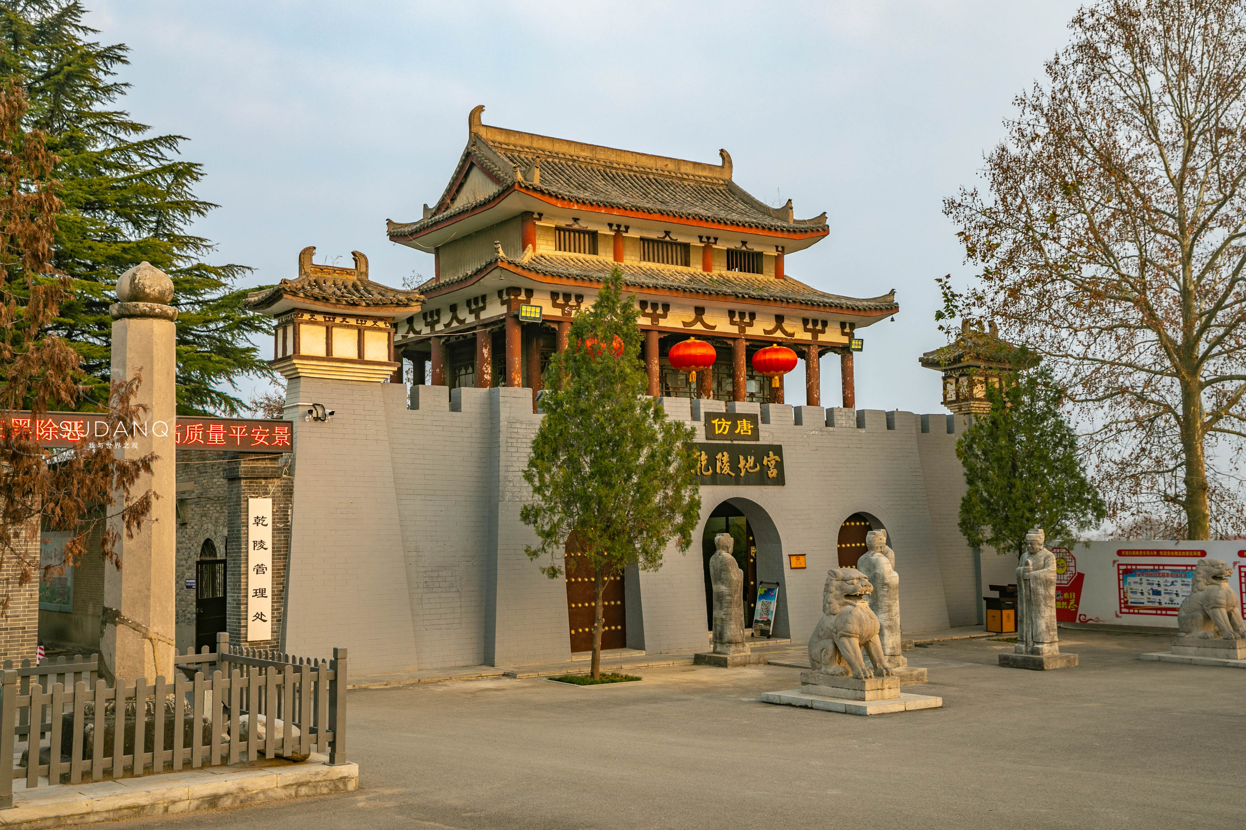 进入乾陵门口的石像,被真人雕像吓到