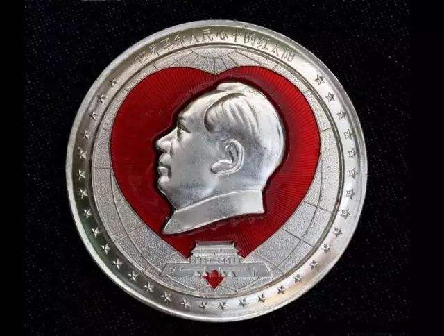 主席像章普品价格大幅下滑，如何收藏才是明智之举