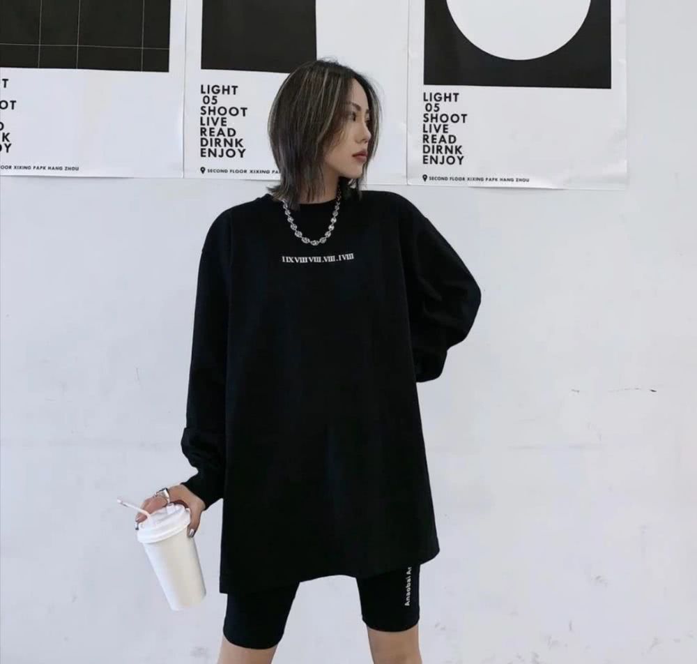 微胖黑色t恤怎么穿才好看,肥t恤女怎么搭配