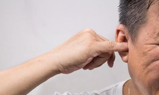 惊!女子耳朵奇痒,竟是因为里面“发霉”长毛了