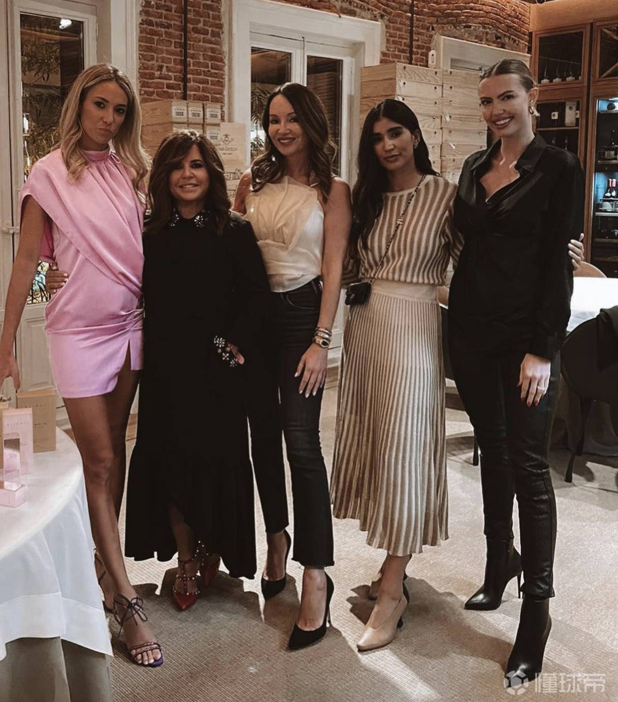 西班牙太太团聚餐！莫拉塔妻子爱丽丝-...