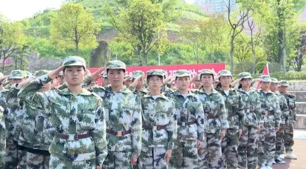 余庆中学和他山中学谁大,余庆中职学校军训