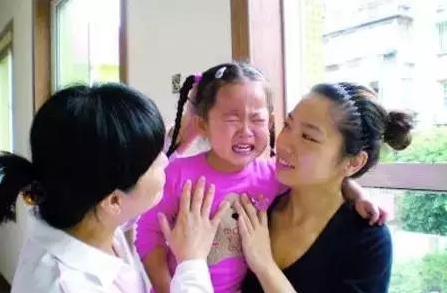 宝宝掉床怎么判断是否有危险,宝宝掉床解决办法