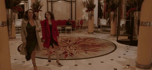 无知还是傲慢？美国土锤妞在巴黎镀金，教教法国人怎么做网红营销