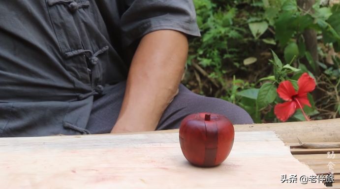 中国老爷爷给孙子做的神奇玩具,老外看中国爷爷给孙子做玩具