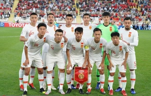 国足0:3韩国裁判被判点球,中韩男足0比3争议黄牌