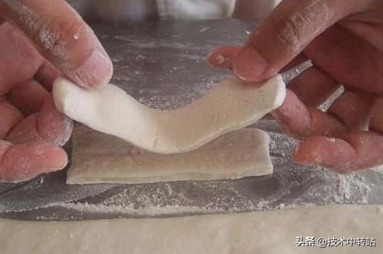 快速做油条的做法和配方的全过程,做早餐油条做法和配方的全过程