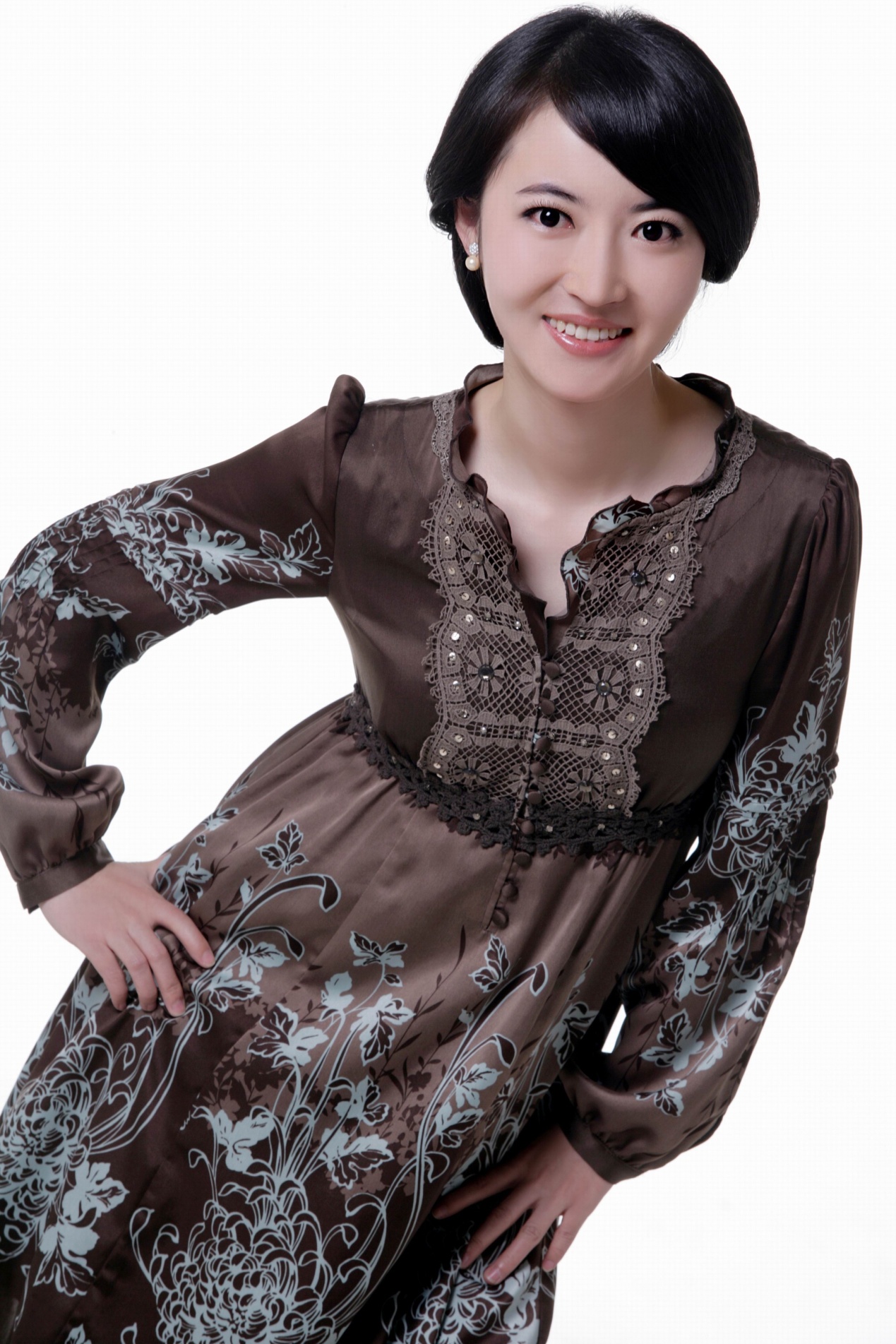 美国常春藤名校毕业,她从新东方老师跨行央视主播,关键颜值超高