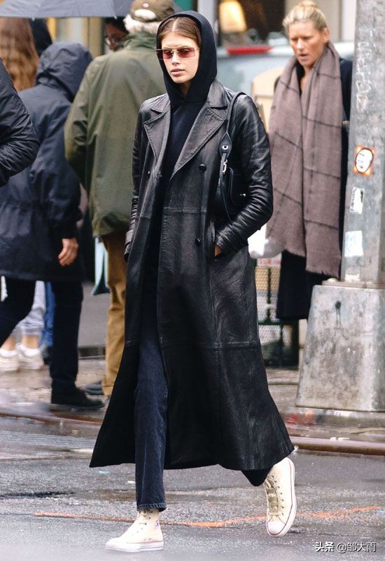 kaia匡威鞋街拍,黑色匡威黑色裤子穿搭