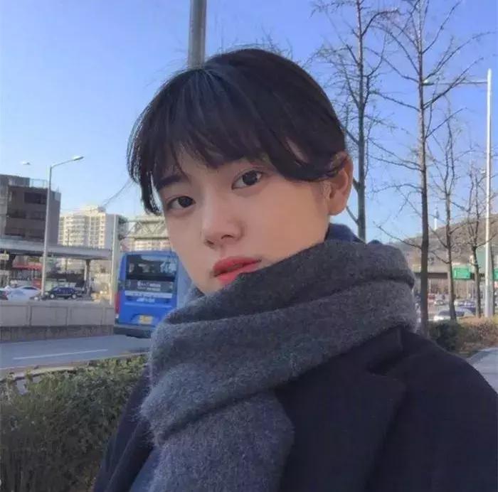 碎发太多怎么扎好看,扎高马尾额头前面碎发太多怎么办