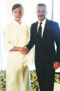 他是国宴主厨,一道辣子鸡征服贝克汉姆,却惨遭黄晓明开除?