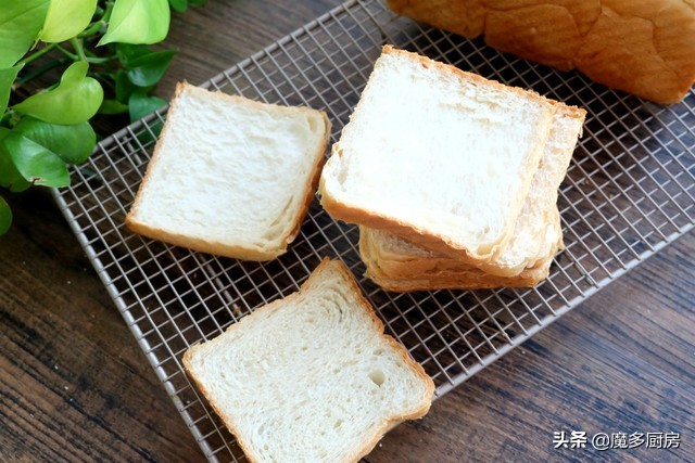 制作松软黄油面包不用太多牛奶,这个面包方子非常好