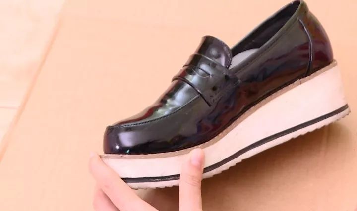 鞋子划痕滴风油精,把风油精滴到鞋子里