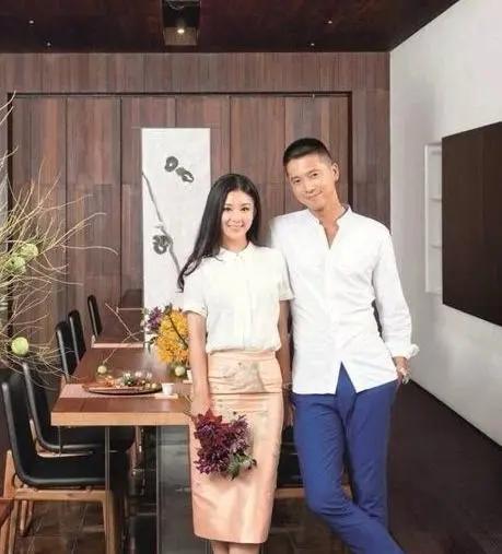 参观王雷和李小萌的豪宅，餐厅等于是个观景台，三面墙都是落地窗