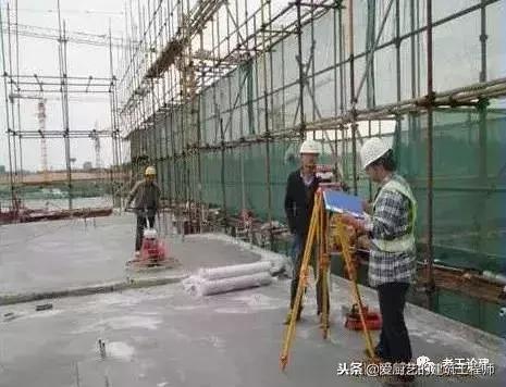 把控混凝土强度,浇混凝土板面平整的方法