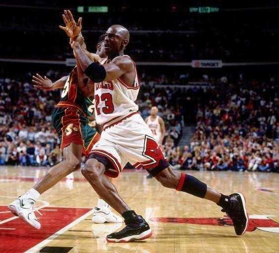 除了球技乔丹的身材同样是GOAT夺冠后他变壮了也变帅了