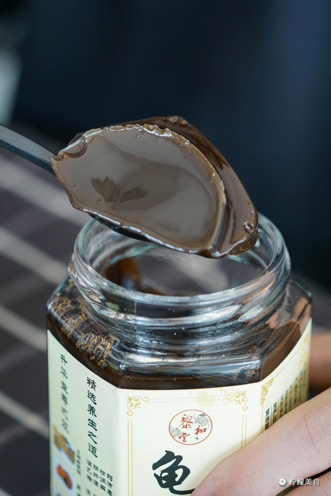 74岁的他,把一半的人生交给了这碗「黑暗甜品」