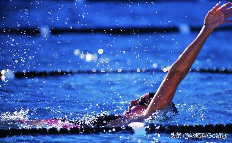 仰泳游偏了怎么办仰泳总是向下沉,仰泳怎样才不会游歪了