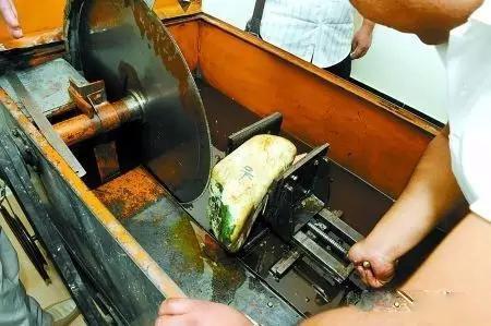 赌石倾家荡产家破人亡,赌石一刀穷一刀富结局