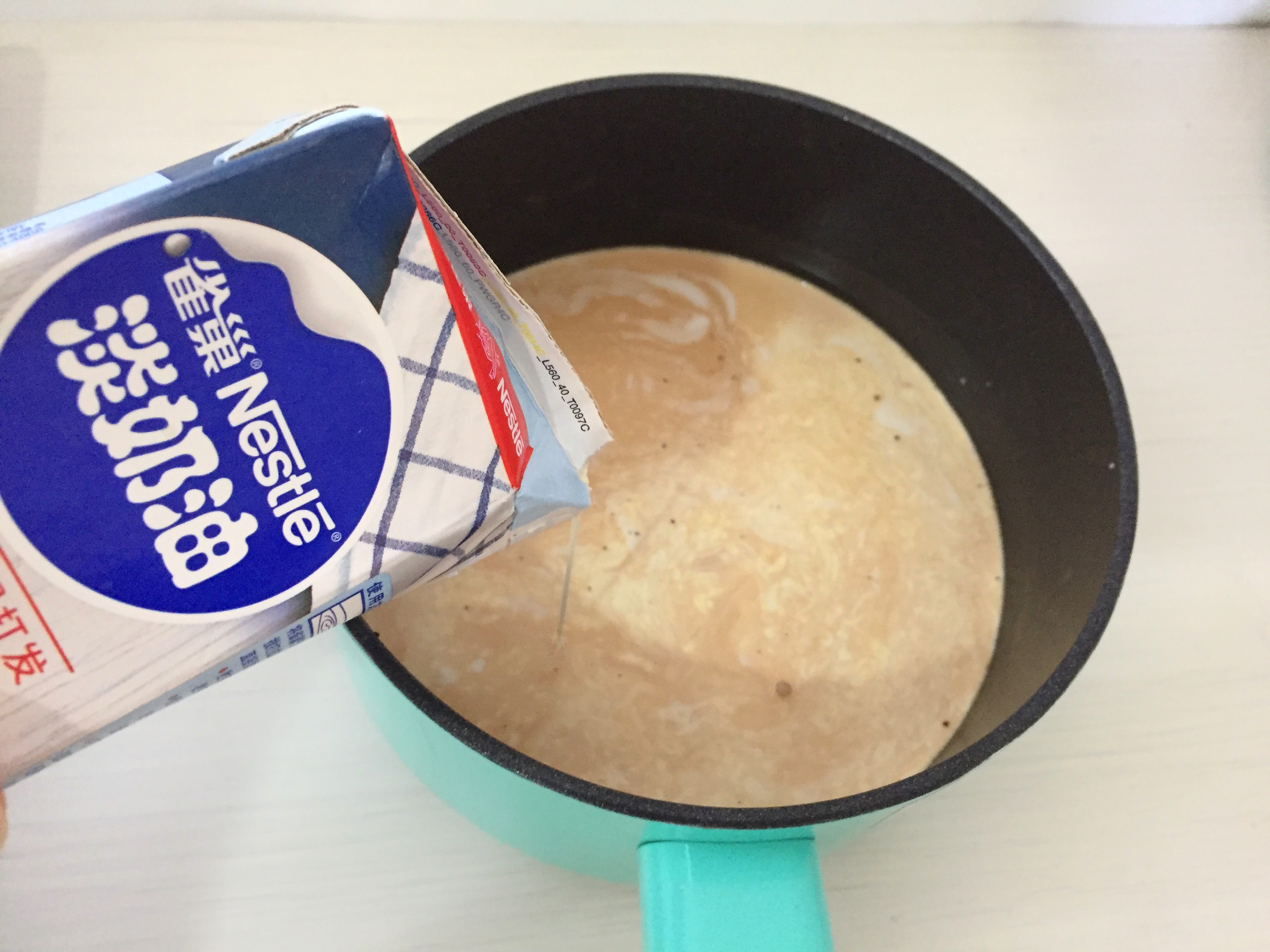 港式经典奶茶好喝,一杯正宗港式奶茶的温暖