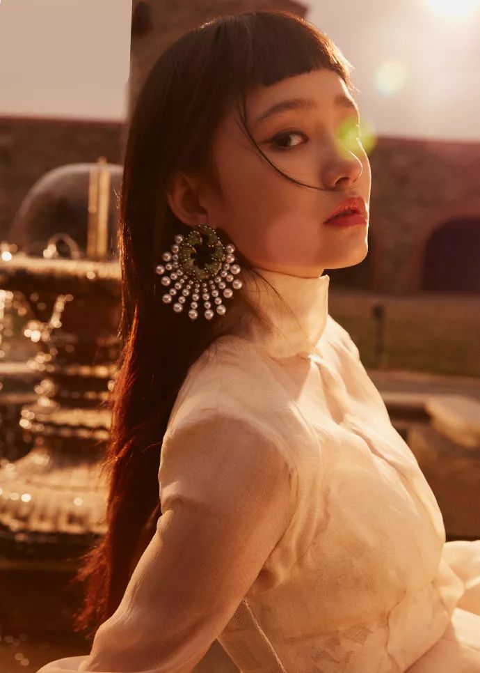 林允空气刘海发型图片,复古腔调的林允眉上齐刘海