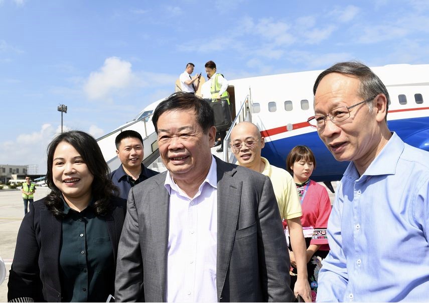 年薪12万被曹德旺免职的总经理,曹德旺开除年薪80万高管