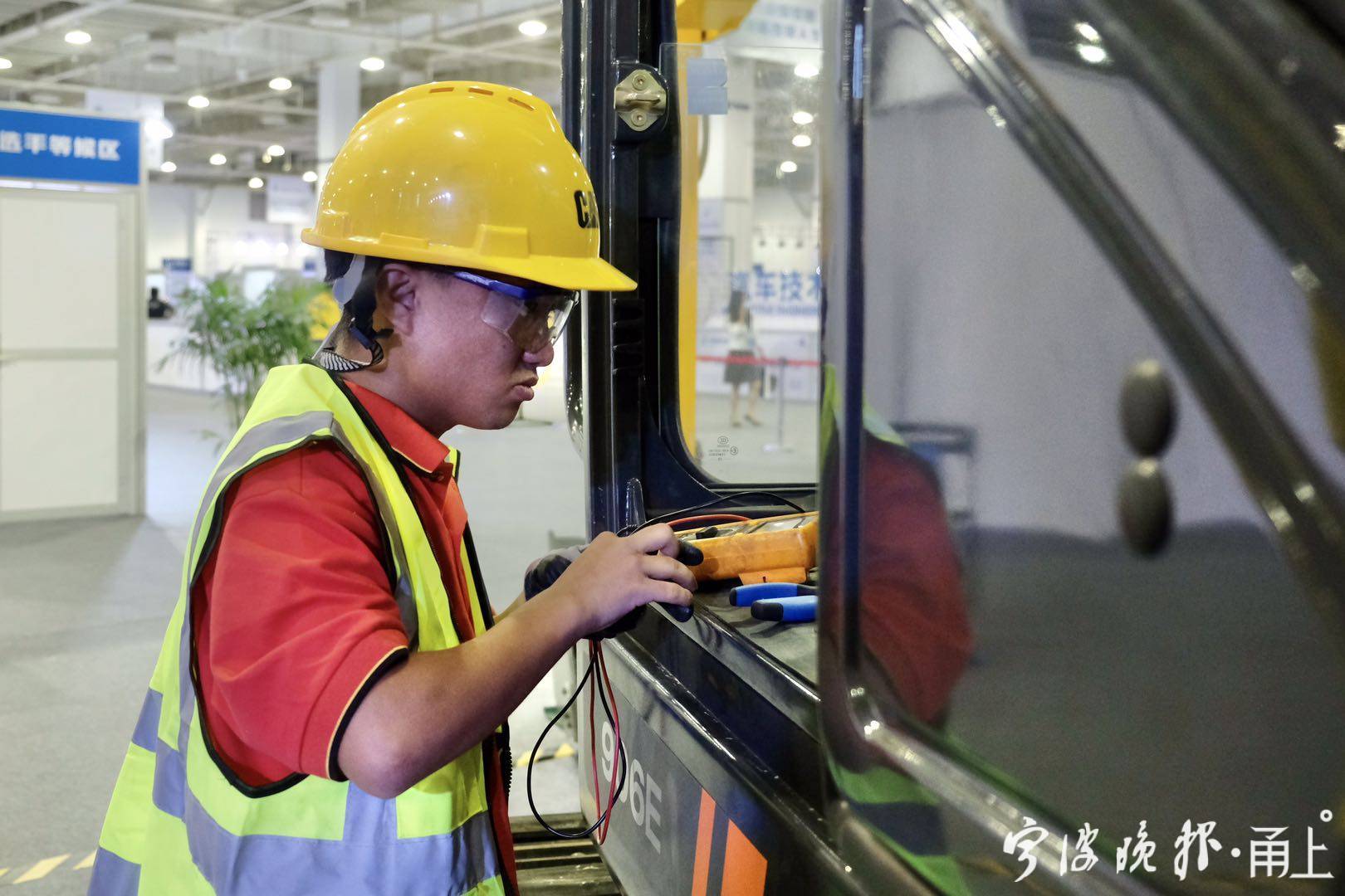 桥下拉吊环比赛直播,桥吊比武视频