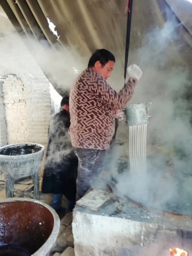 漏瓢式手工粉条视频,传统手艺制作粉条你见过吗