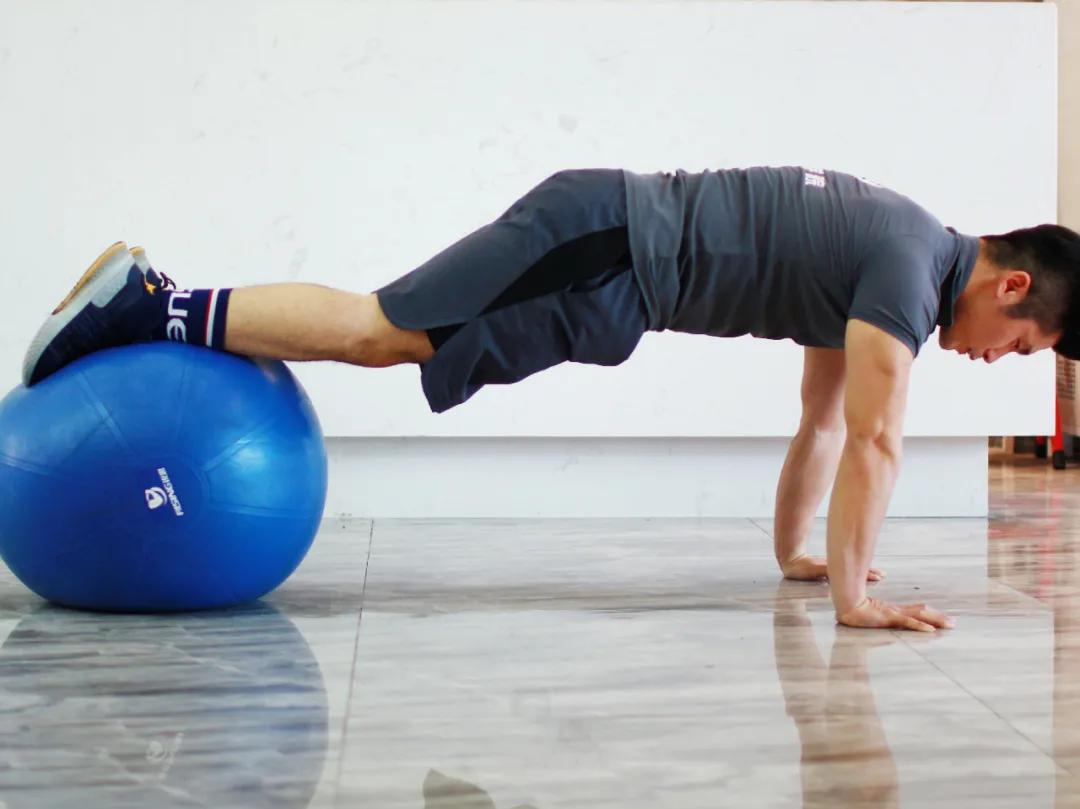 瑜伽球找平衡感,耀耀健身