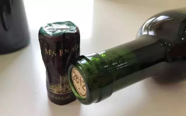 新买的葡萄酒被人动了手脚？！瓶封上的小孔：我冤#你知道吗#