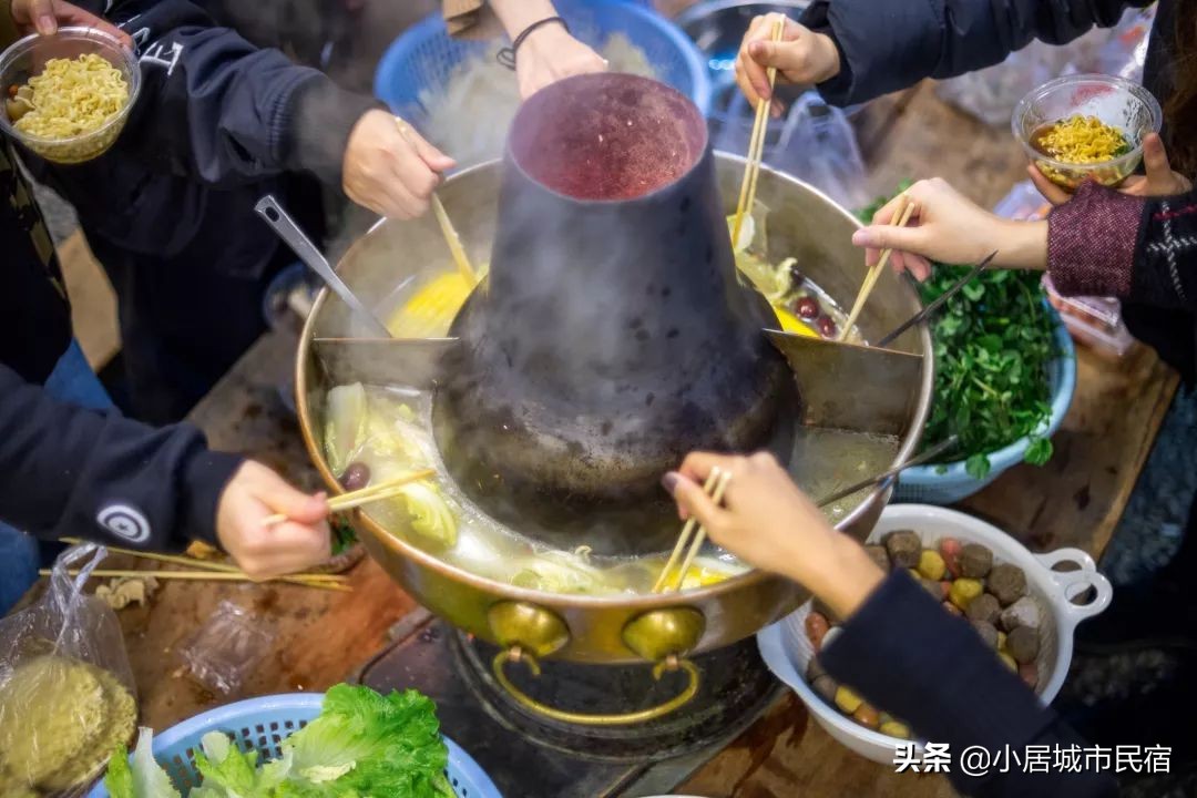 组队去火爆的玻璃屋民宿，星空下围炉火锅烧烤，唱k麻将，放烟花